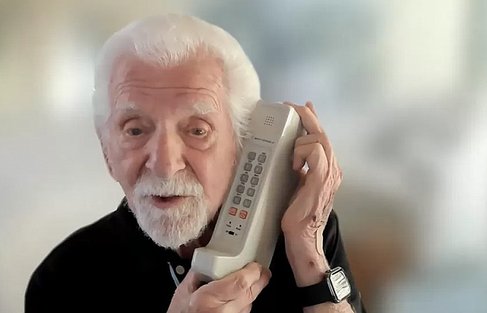 މޯބައިލް ފޯނު އީޖާދު ކުރިތާ 50 އަހަރު !