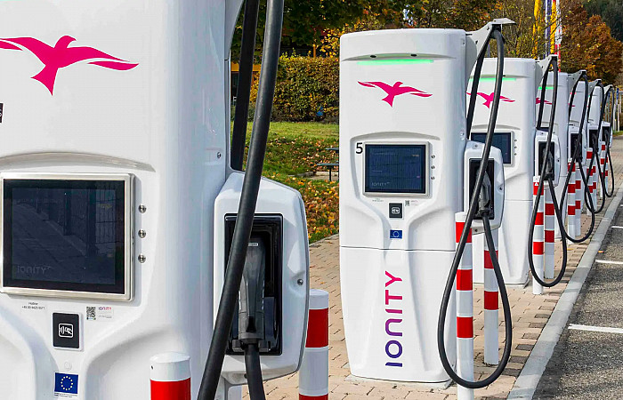 ޖަރުމަން ފިއުލްޝެޑްގައި އީވީ ޗާޖިން ބެހެއްޓުމަށް މަޖުބޫރުކުރަނީ