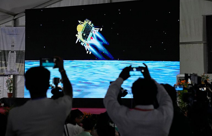 އިންޑިއާ އިން ހަނދުގައި ނިންދެވި އުޅަނދާ ގުޅޭގޮތެއް އަދި ނުވޭ