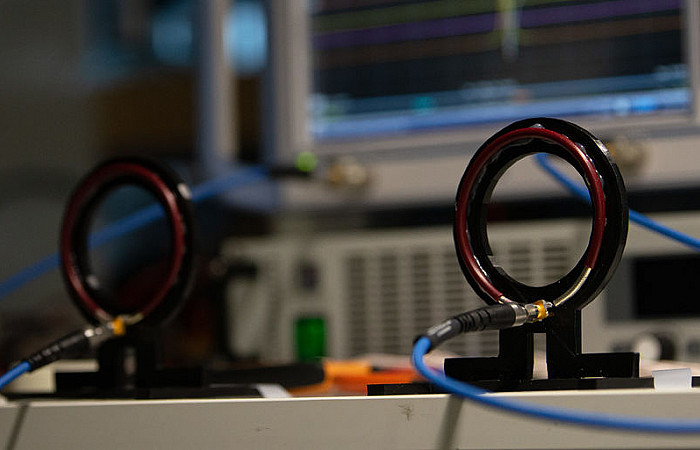 ދުރުން އެއްޗެހި ވަޔަރލެސްކޮށް ޗާޖުކުރެވޭގޮތެއް އުފައްދައިފި