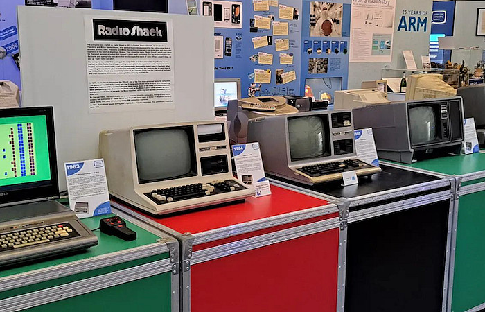 ކުރީގެ ކޮމްޕިއުޓަރުތަކާއި ގެޖެޓުތަކާއި ކުޅެވޭ ދާރުލްއާސާރެއް