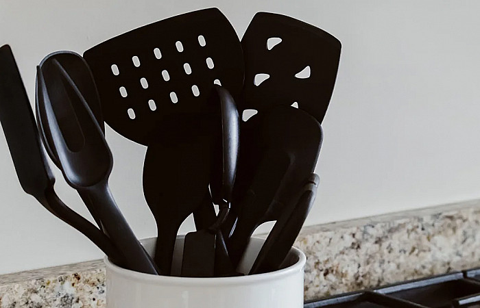 ކަޅު ޕްލާސްޓިކުގައި ނުރައްކާތެރި ވިހަ މާއްދާތަކެއް!