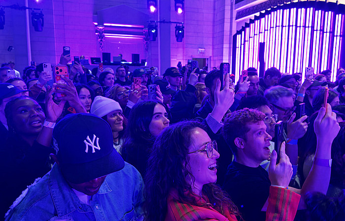 އެޕަލްގެ 50 ވަނަ އަހަރީ ދުވަސް ނިއުޔޯކްގައި ކުލަގަދަކޮށް ފާހަގަކޮށްފި