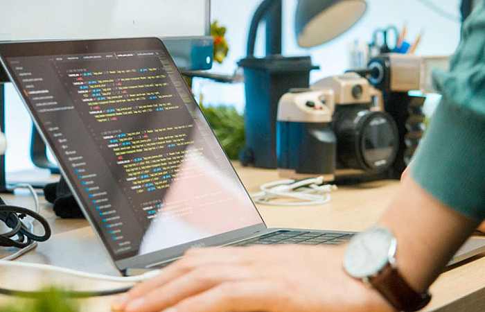 ކޮމްޕިޓަރު ޕްރޮގްރާމަރެއް ބޭނުންވެއްޖެ!