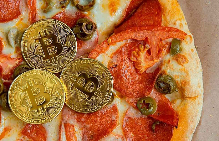 މީގެ 11 އަހަރު ކުރިން 2 ޕިއްޒާ ގަތީ 10،000 ބިޓްކޮއިން އަށް