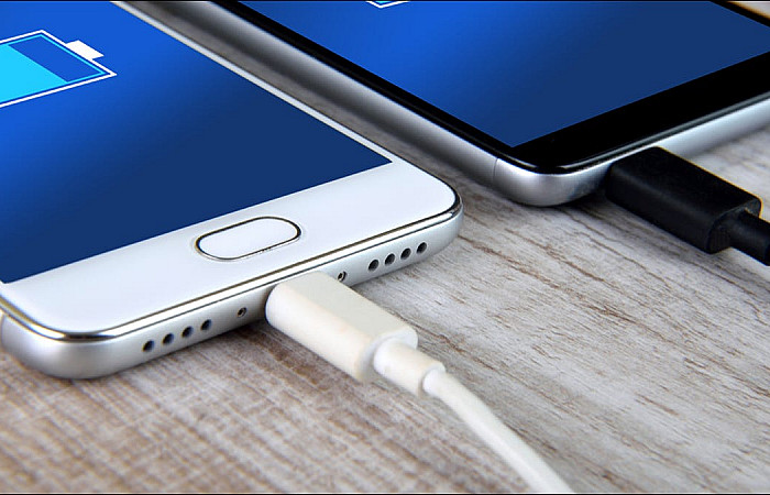 ޔުނިވާސަލް މޯބައިލް ޗާޖަރާއި އެޕަލް ދެކޮޅު