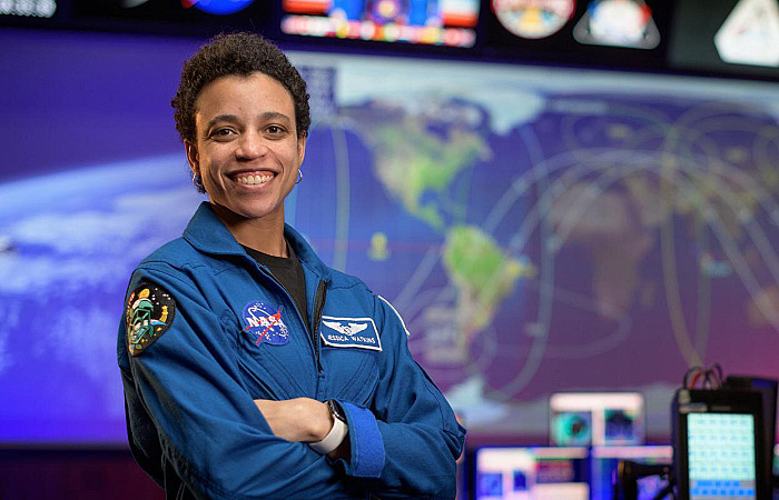 ކަޅުނަސްލުގެ ފުރަތަމަ އަންހެން އެސްޓްރޮނޯޓް ޖައްވަށްދަނީ